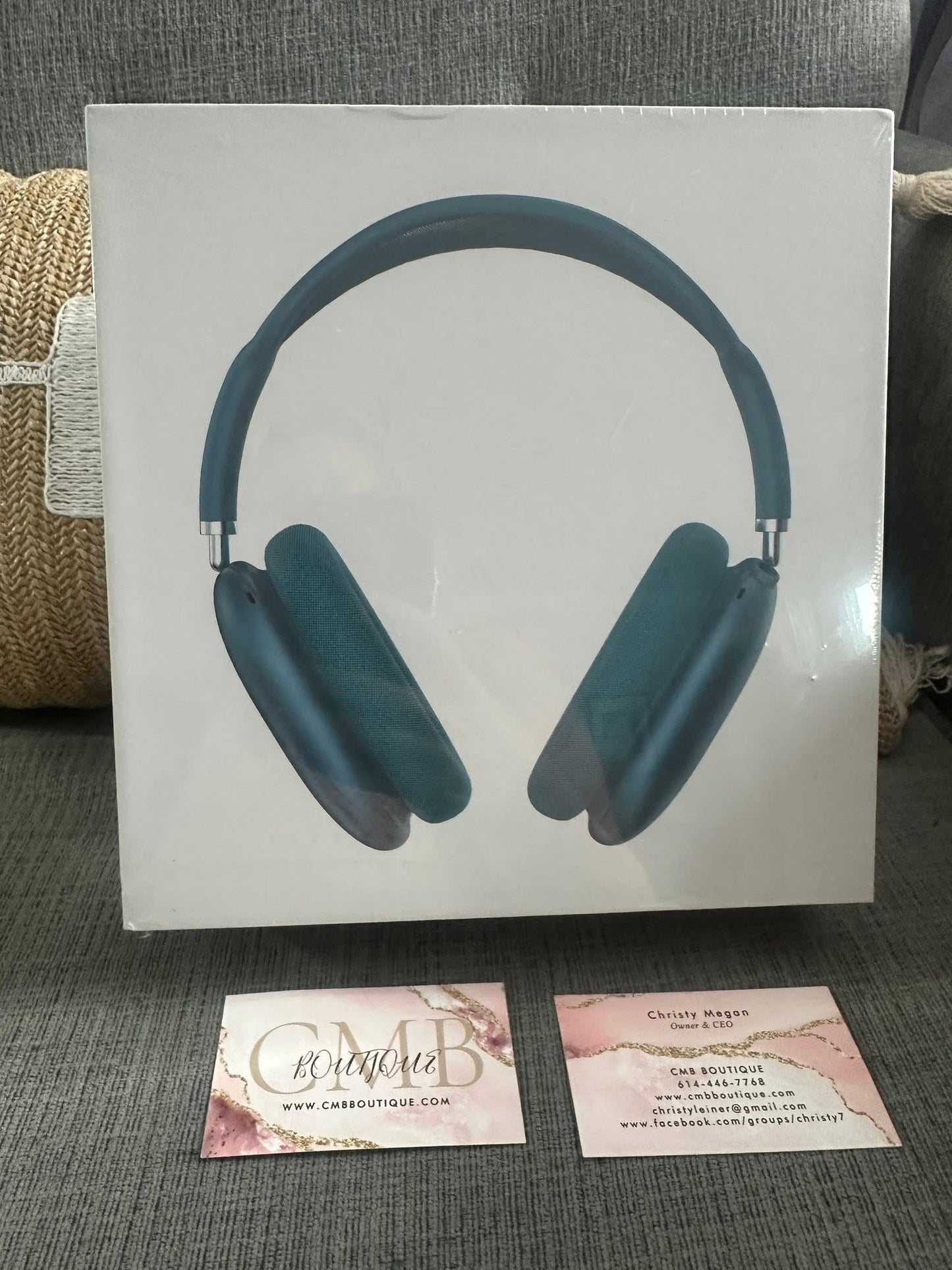 Accessories!! Electronics, belts, 🧣perfume,🧦make up bags, 🕶️Keychains,🧢