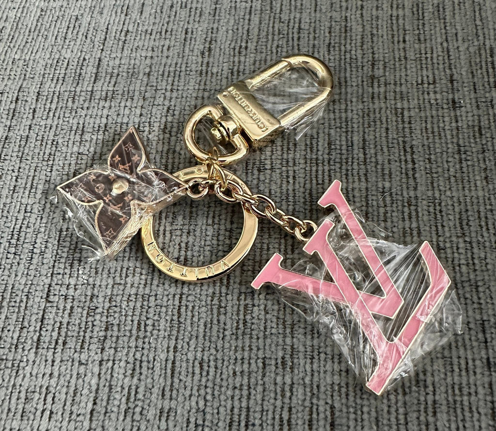 Accessories!! Electronics, belts, 🧣perfume,🧦make up bags, 🕶️Keychains,🧢