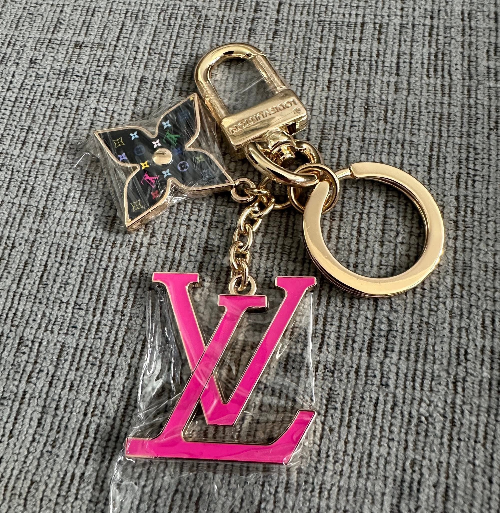 Accessories!! Electronics, belts, 🧣make up bags, 🕶️Keychains,🧢