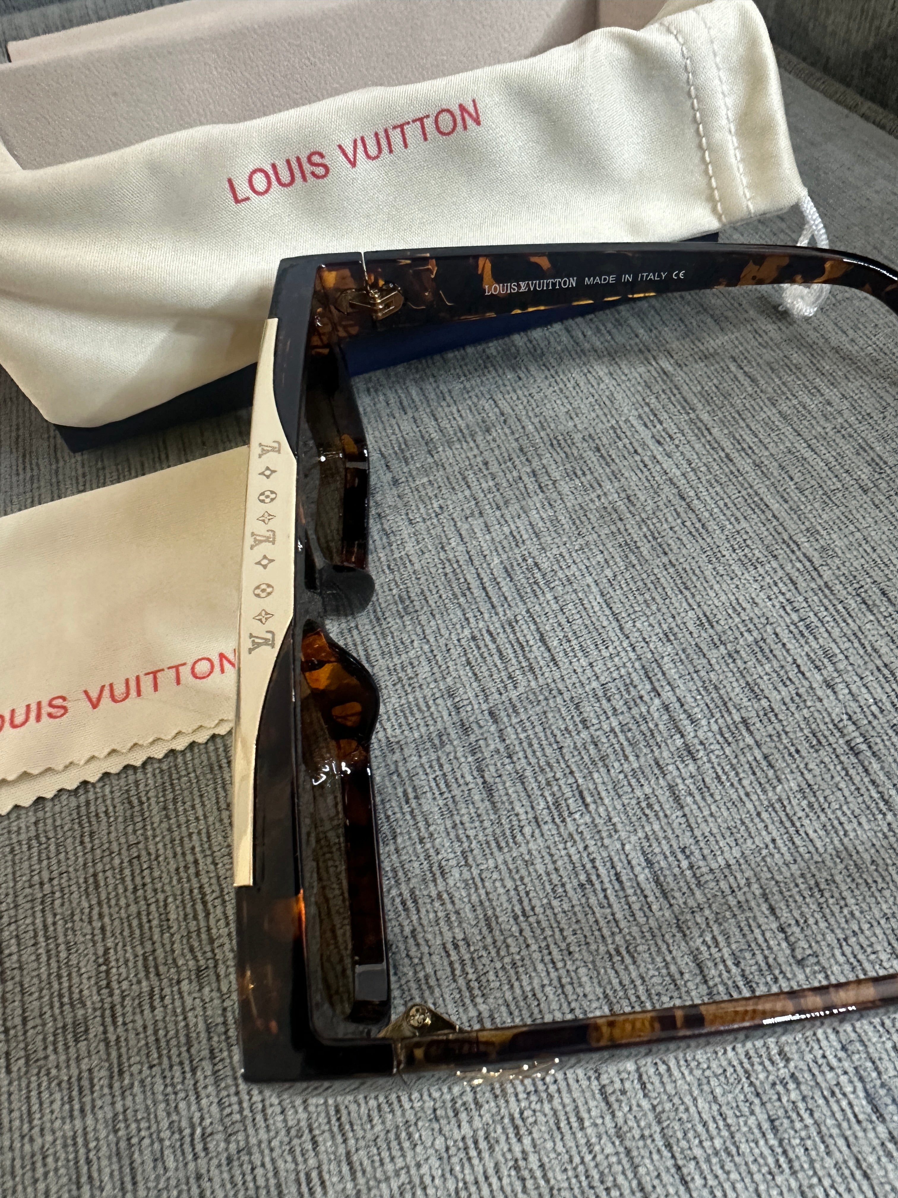 Accessories!! Electronics, belts, 🧣perfume,🧦make up bags, 🕶️Keychains,🧢