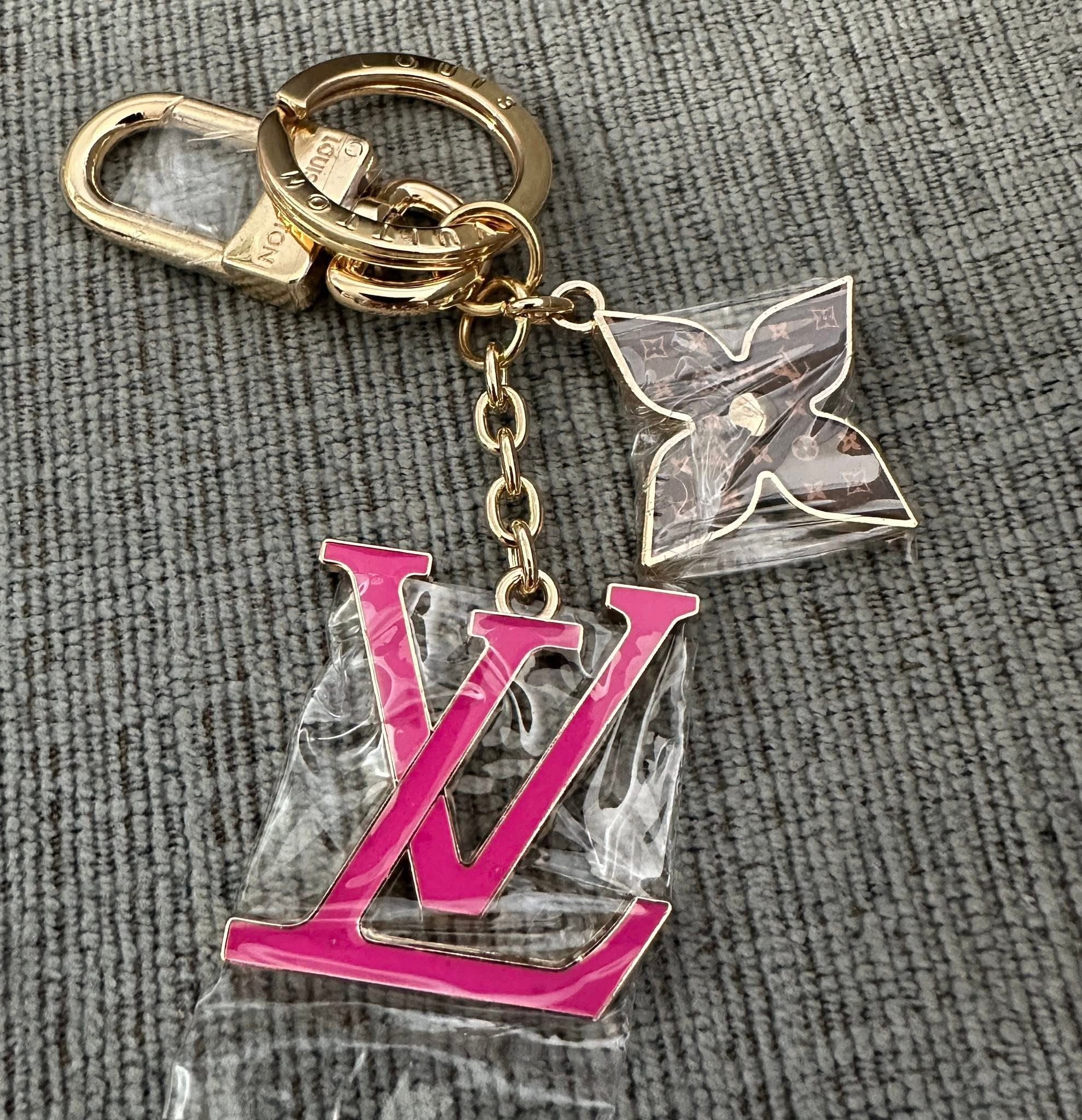 Accessories!! Electronics, belts, 🧣make up bags, 🕶️Keychains,🧢