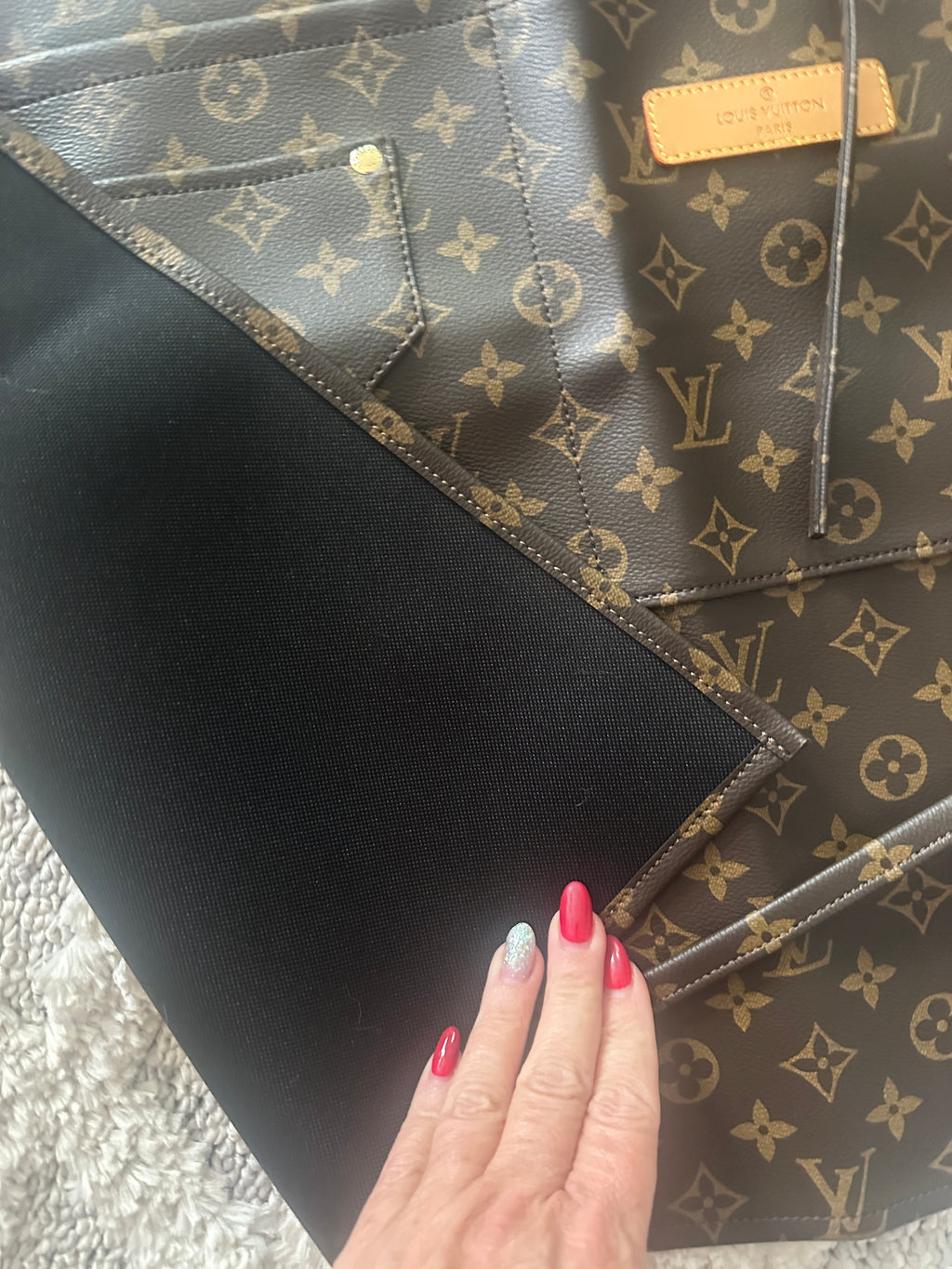 Accessories!! Electronics, belts, 🧣perfume,🧦make up bags, 🕶️Keychains,🧢