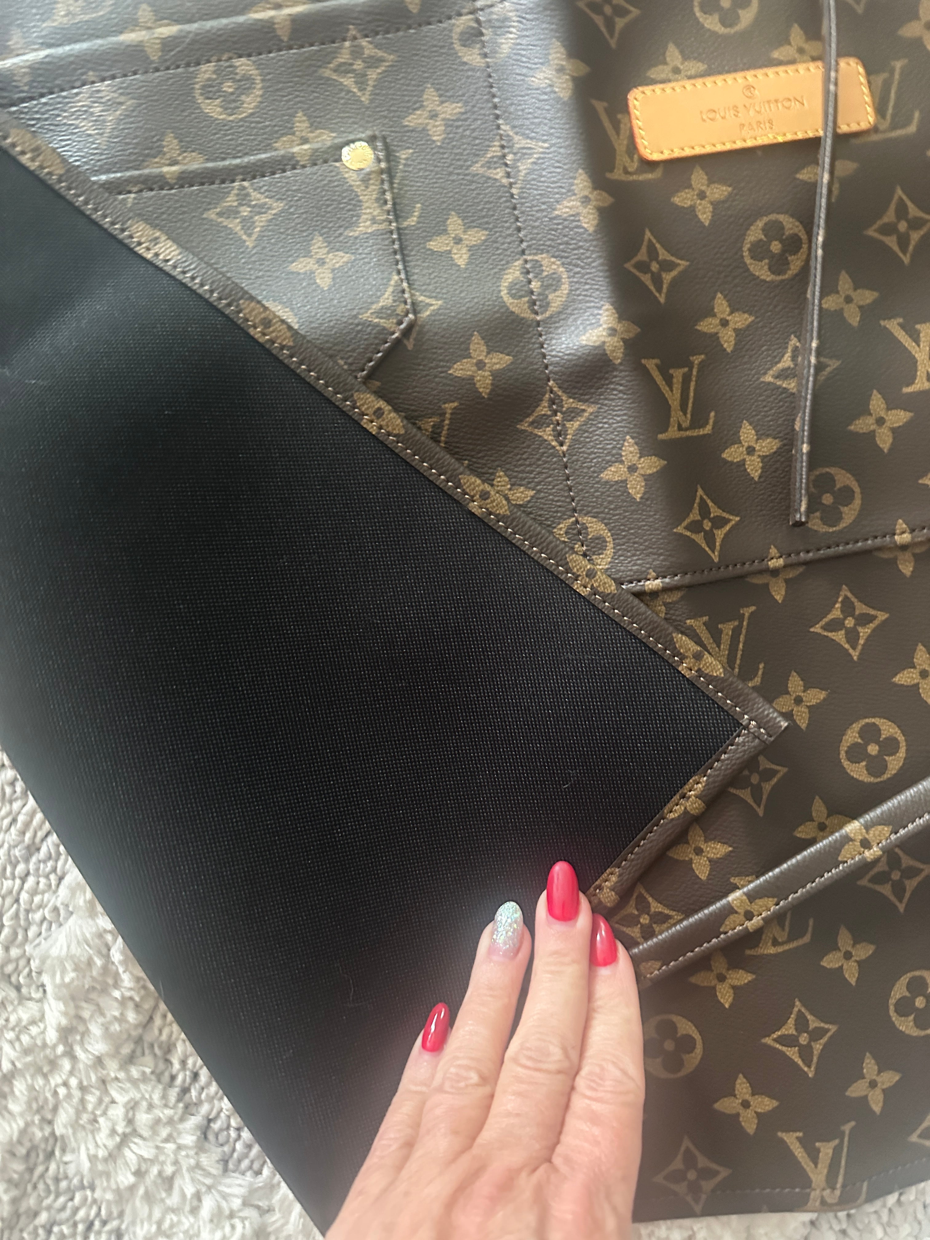 Accessories!! Electronics, belts, 🧣perfume,🧦make up bags, 🕶️Keychains,🧢