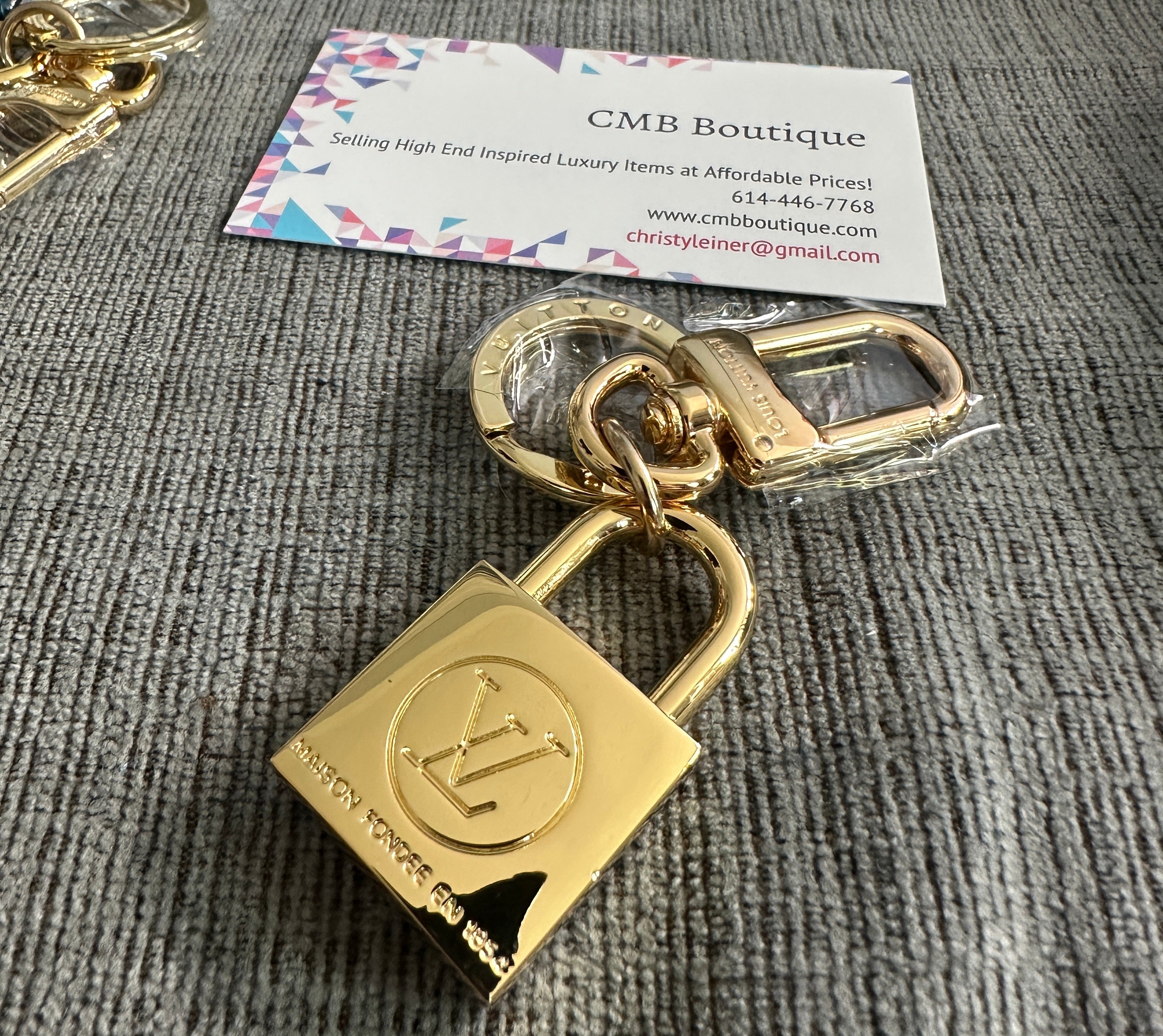 Accessories!! Electronics, belts, 🧣perfume,🧦make up bags, 🕶️Keychains,🧢