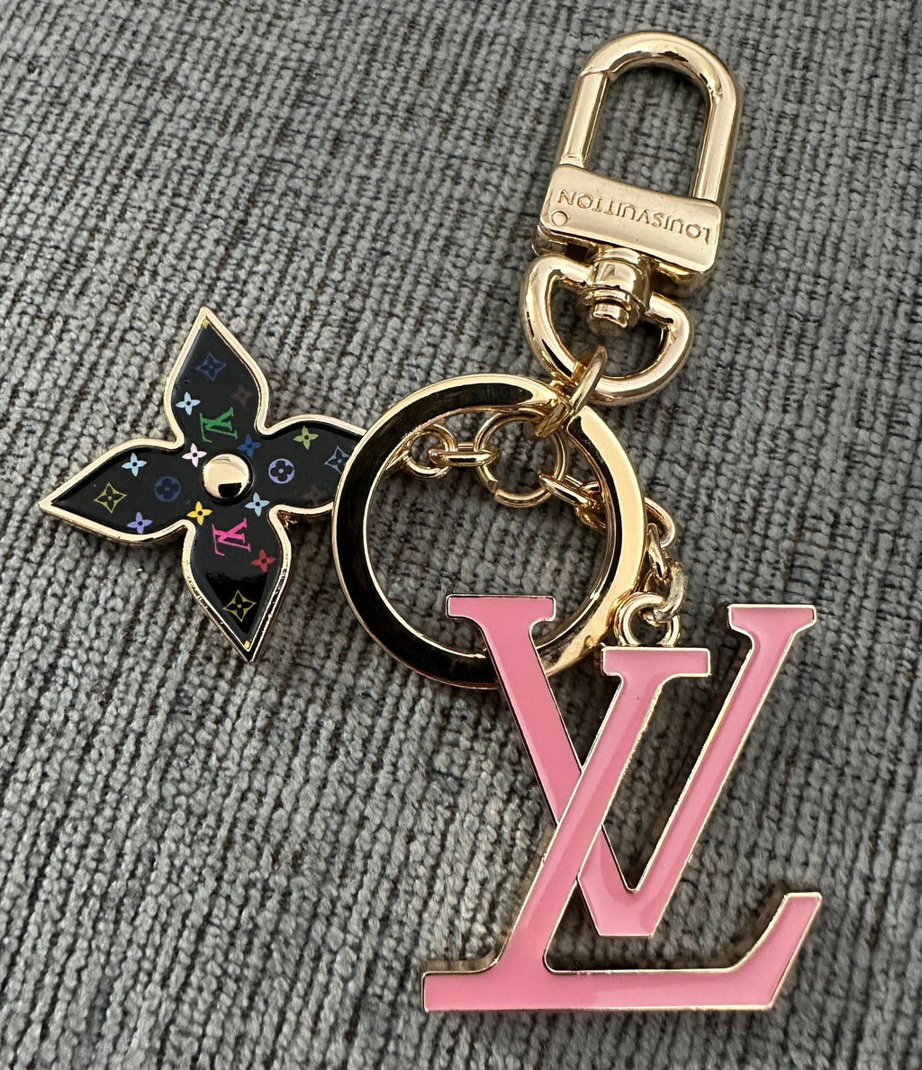 Accessories!! Electronics, belts, 🧣make up bags, 🕶️Keychains,🧢