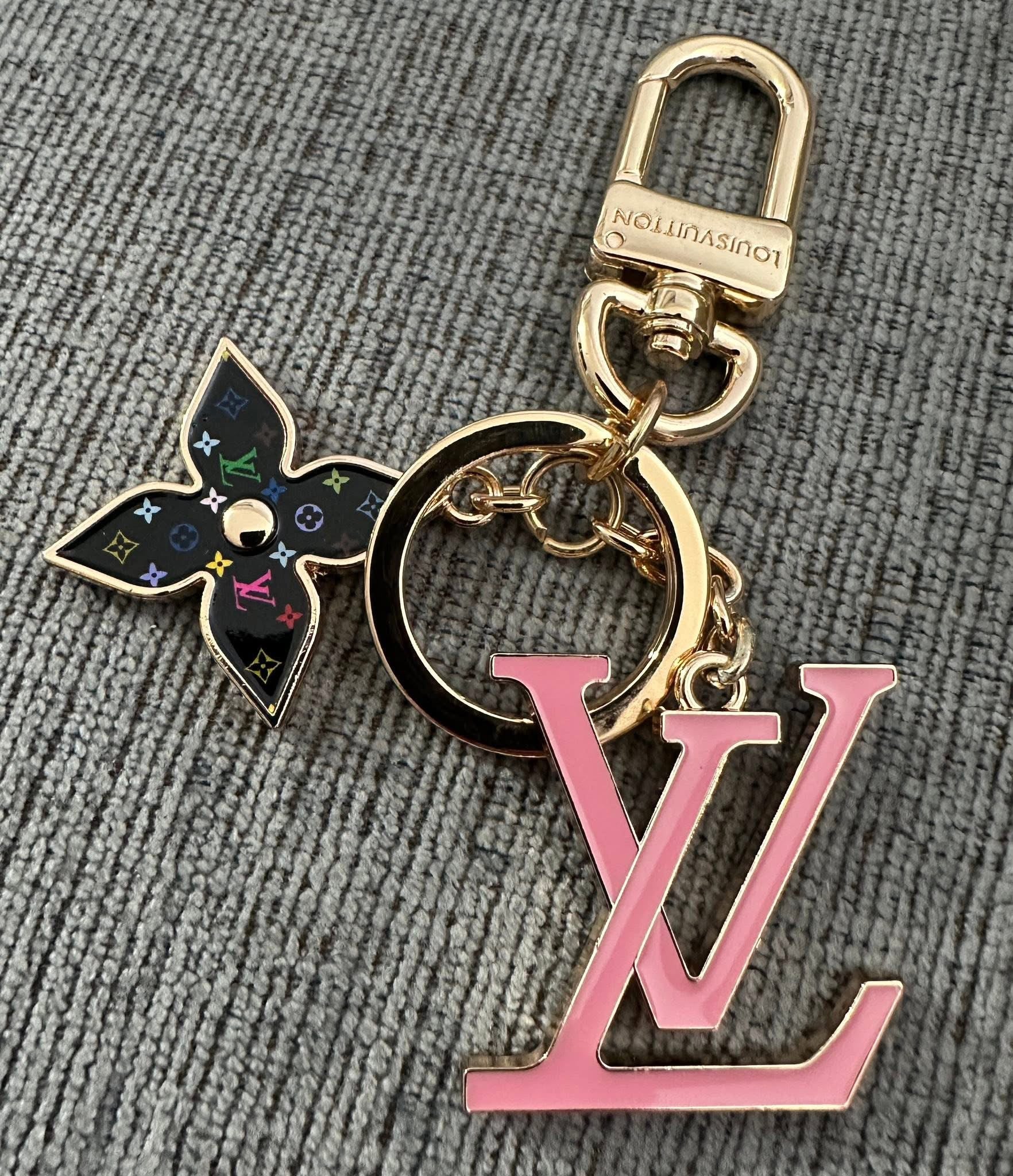 Accessories!! Electronics, belts, 🧣make up bags, 🕶️Keychains,🧢