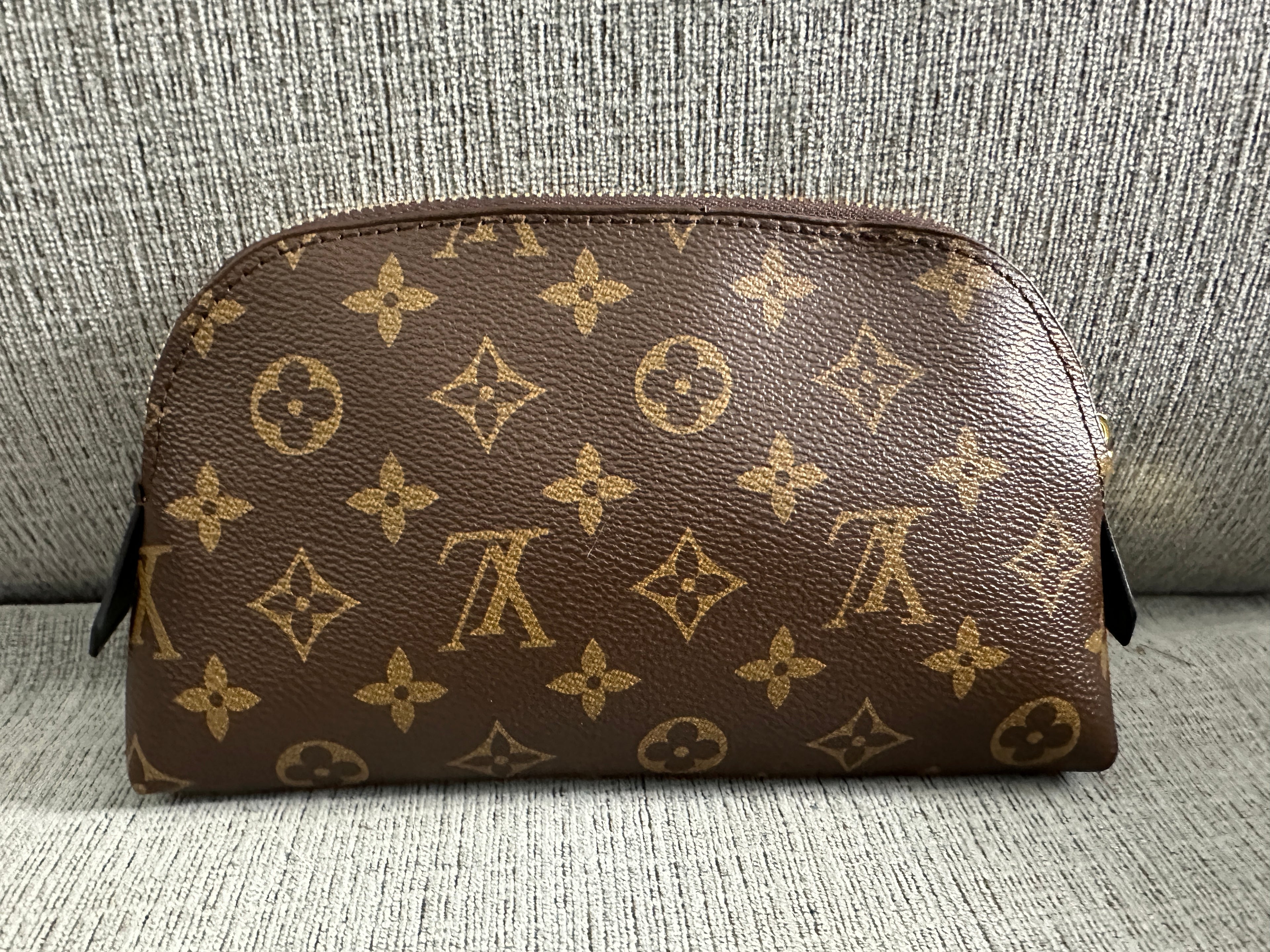 Accessories!! Electronics, belts, 🧣make up bags, 🕶️Keychains,🧢