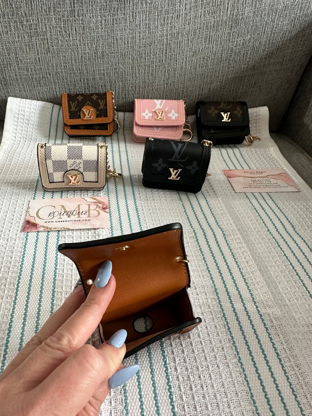 Accessories!! Electronics, belts, 🧣make up bags, 🕶️Keychains,🧢