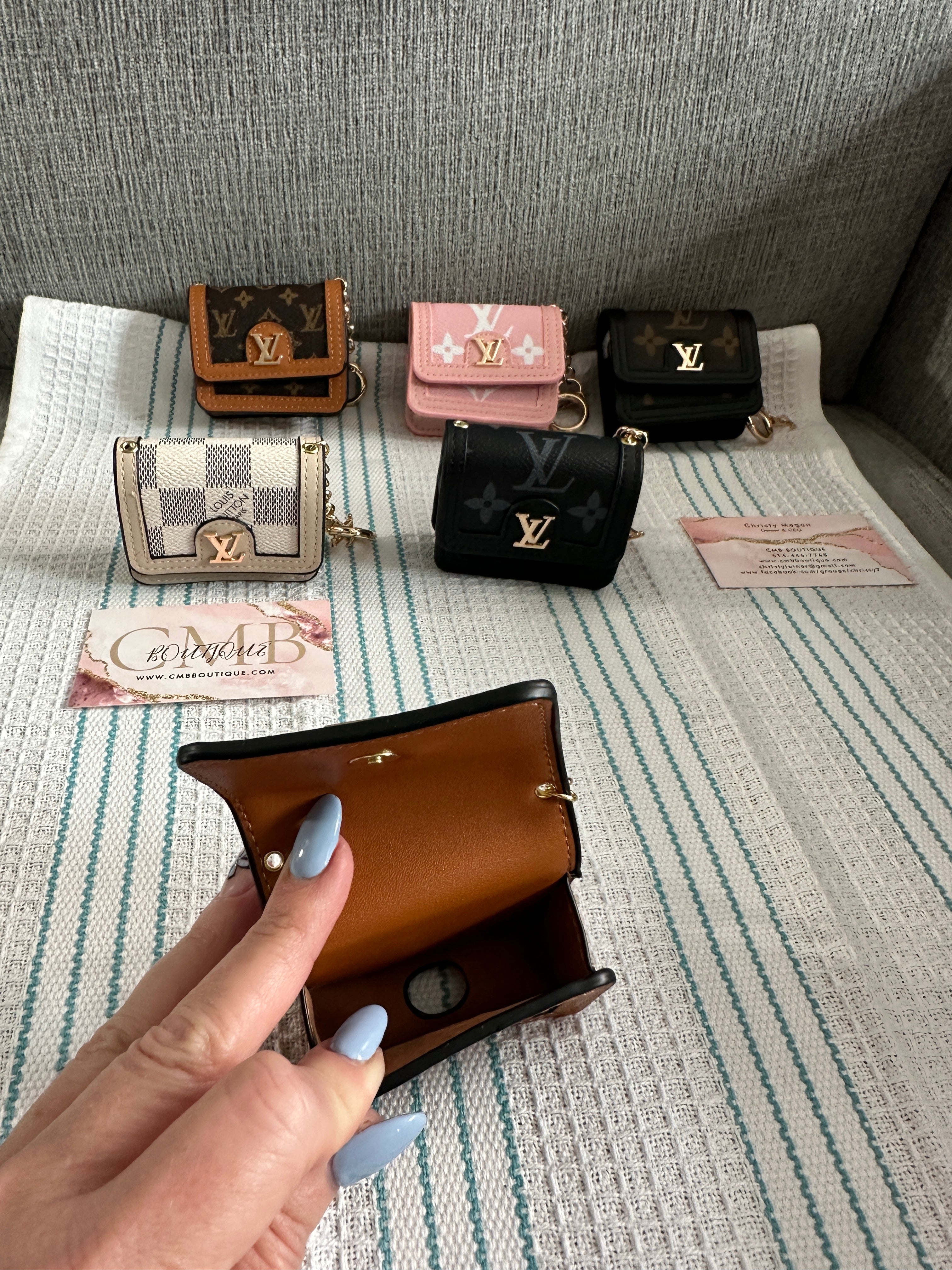 Accessories!! Electronics, belts, 🧣make up bags, 🕶️Keychains,🧢