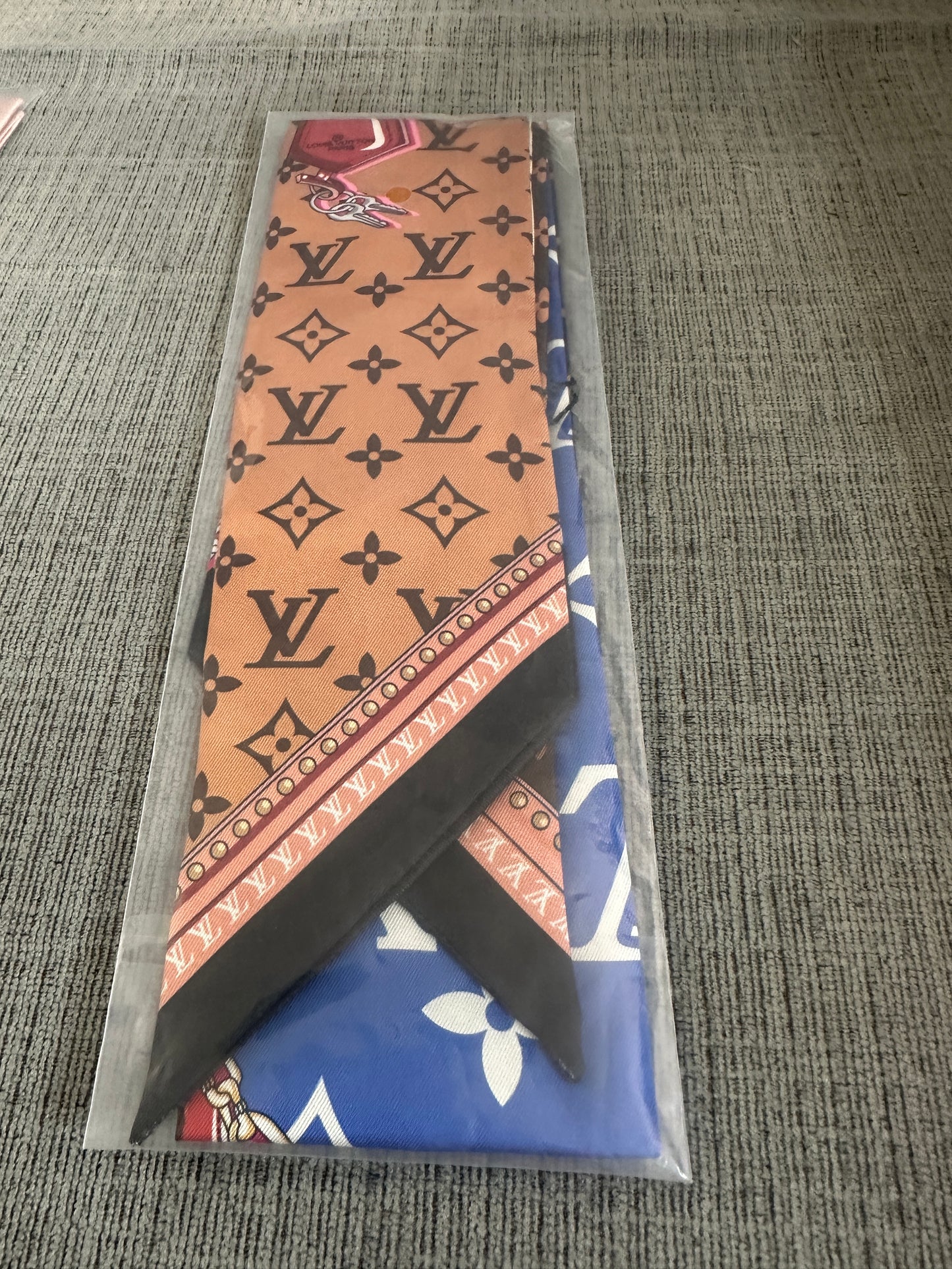 Accessories!! Electronics, belts, 🧣perfume,🧦make up bags, 🕶️Keychains,🧢