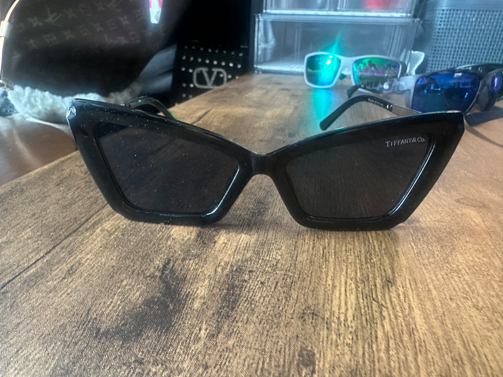 Accessories!! Electronics, belts, 🧣perfume,🧦make up bags, 🕶️Keychains,🧢