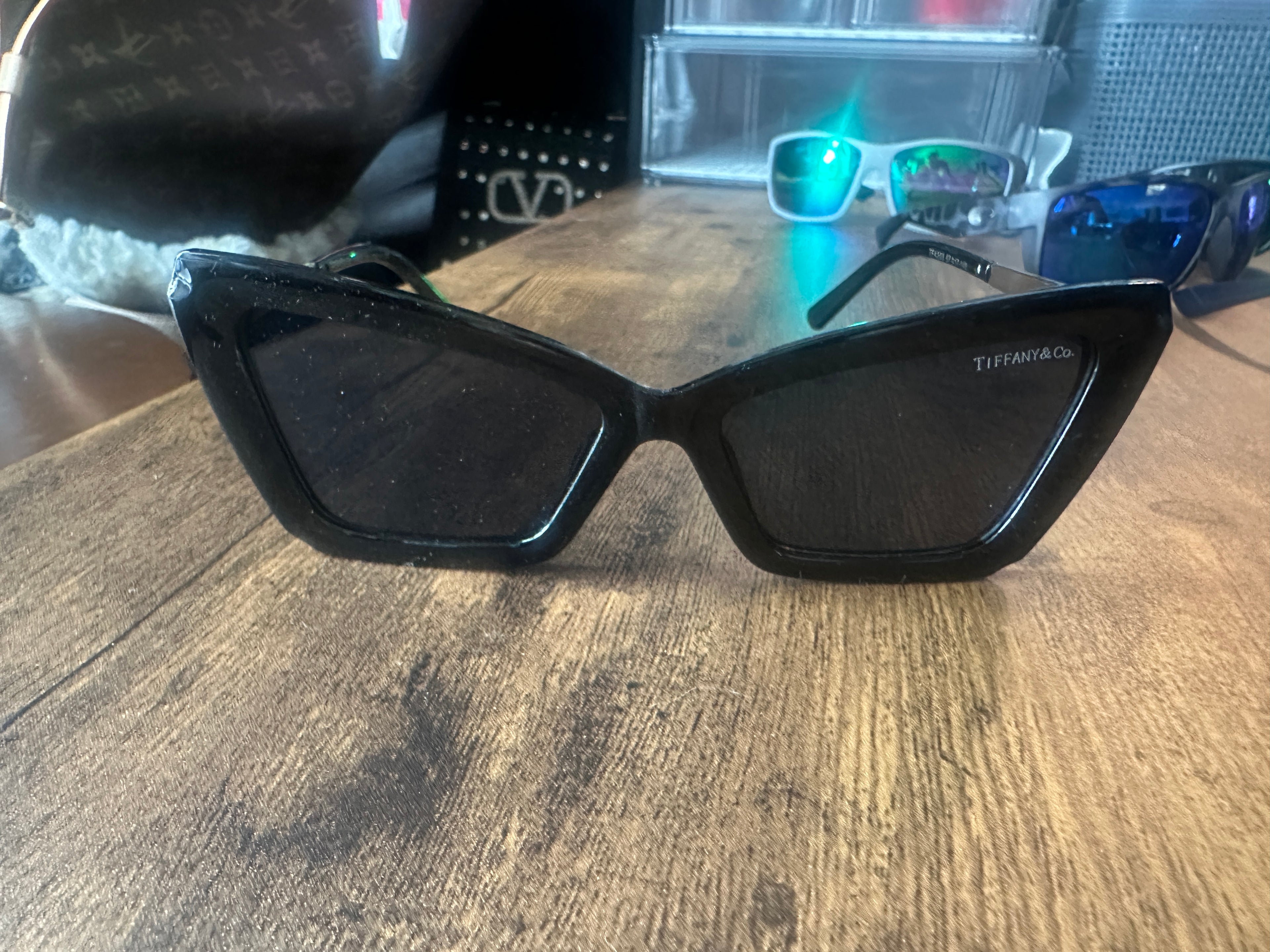 Accessories!! Electronics, belts, 🧣perfume,🧦make up bags, 🕶️Keychains,🧢