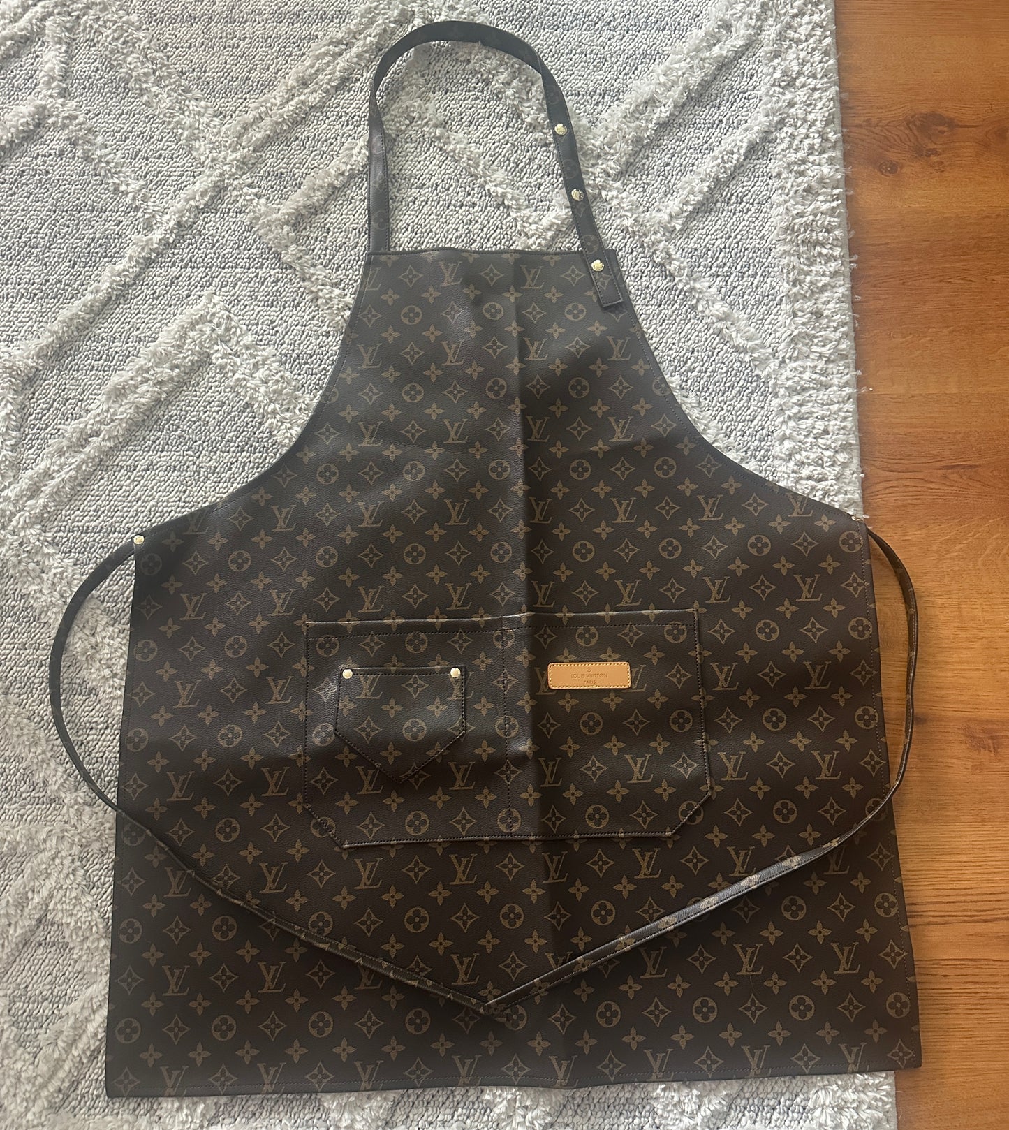 Accessories!! Electronics, belts, 🧣perfume,🧦make up bags, 🕶️Keychains,🧢