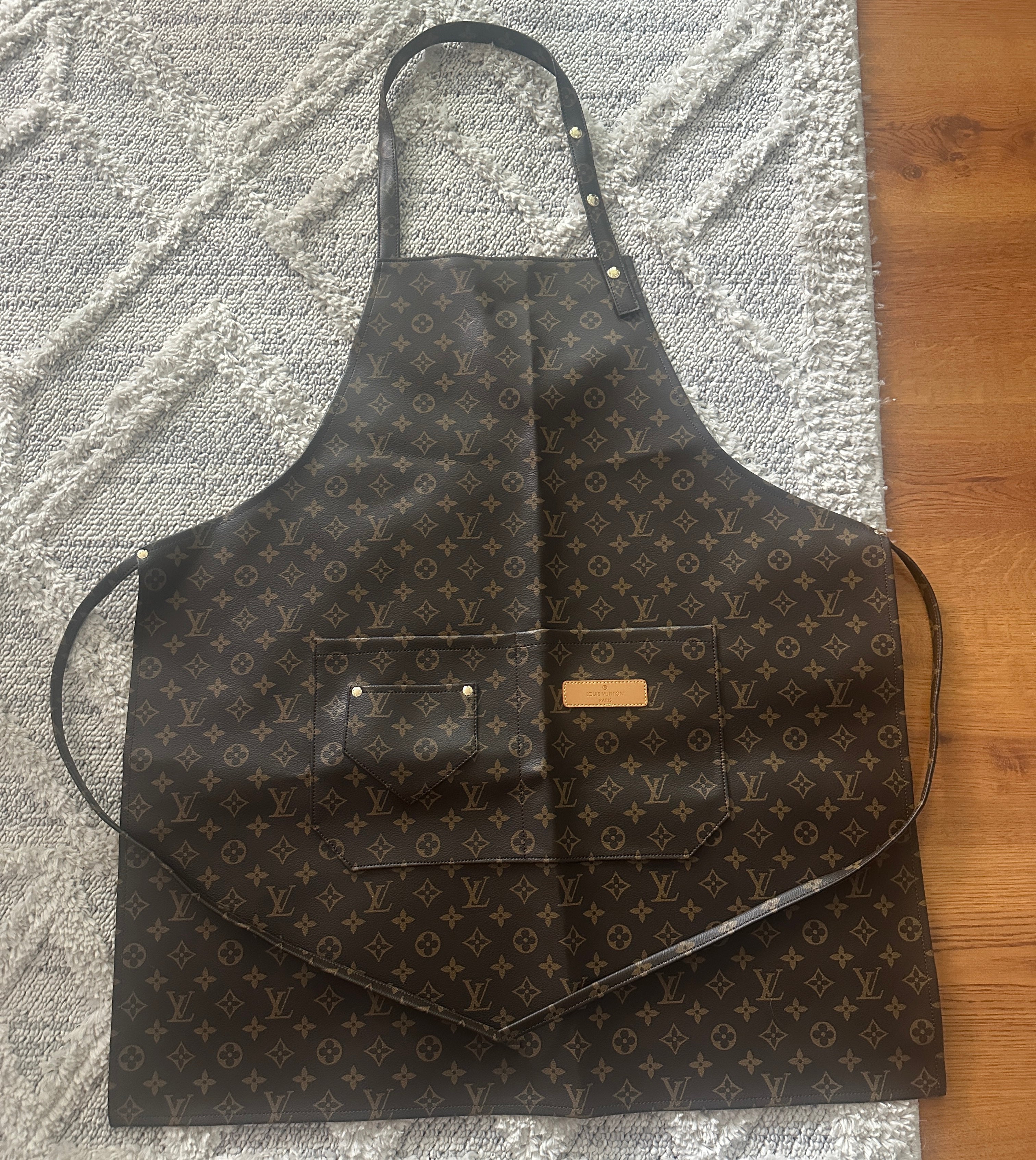 Accessories!! Electronics, belts, 🧣perfume,🧦make up bags, 🕶️Keychains,🧢