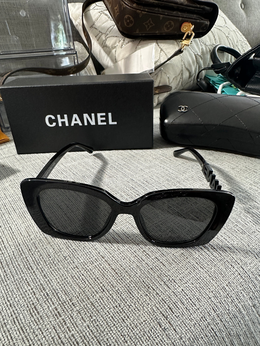 Accessories!! Electronics, belts, 🧣make up bags, 🕶️Keychains,🧢