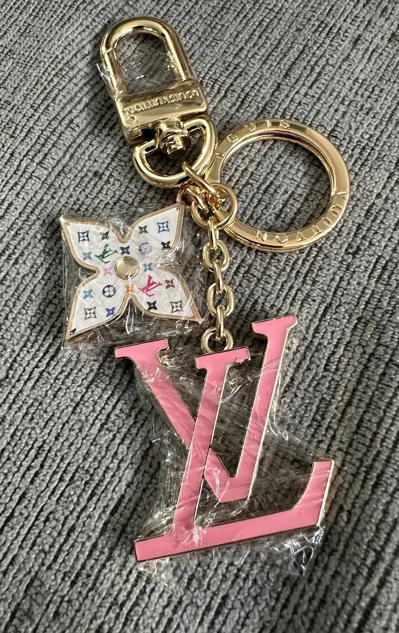 Accessories!! Electronics, belts, 🧣make up bags, 🕶️Keychains,🧢