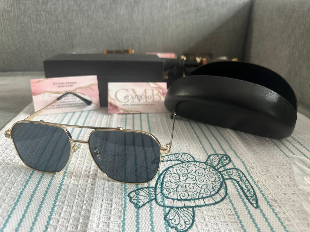 Accessories!! Electronics, belts, 🧣make up bags, 🕶️Keychains,🧢