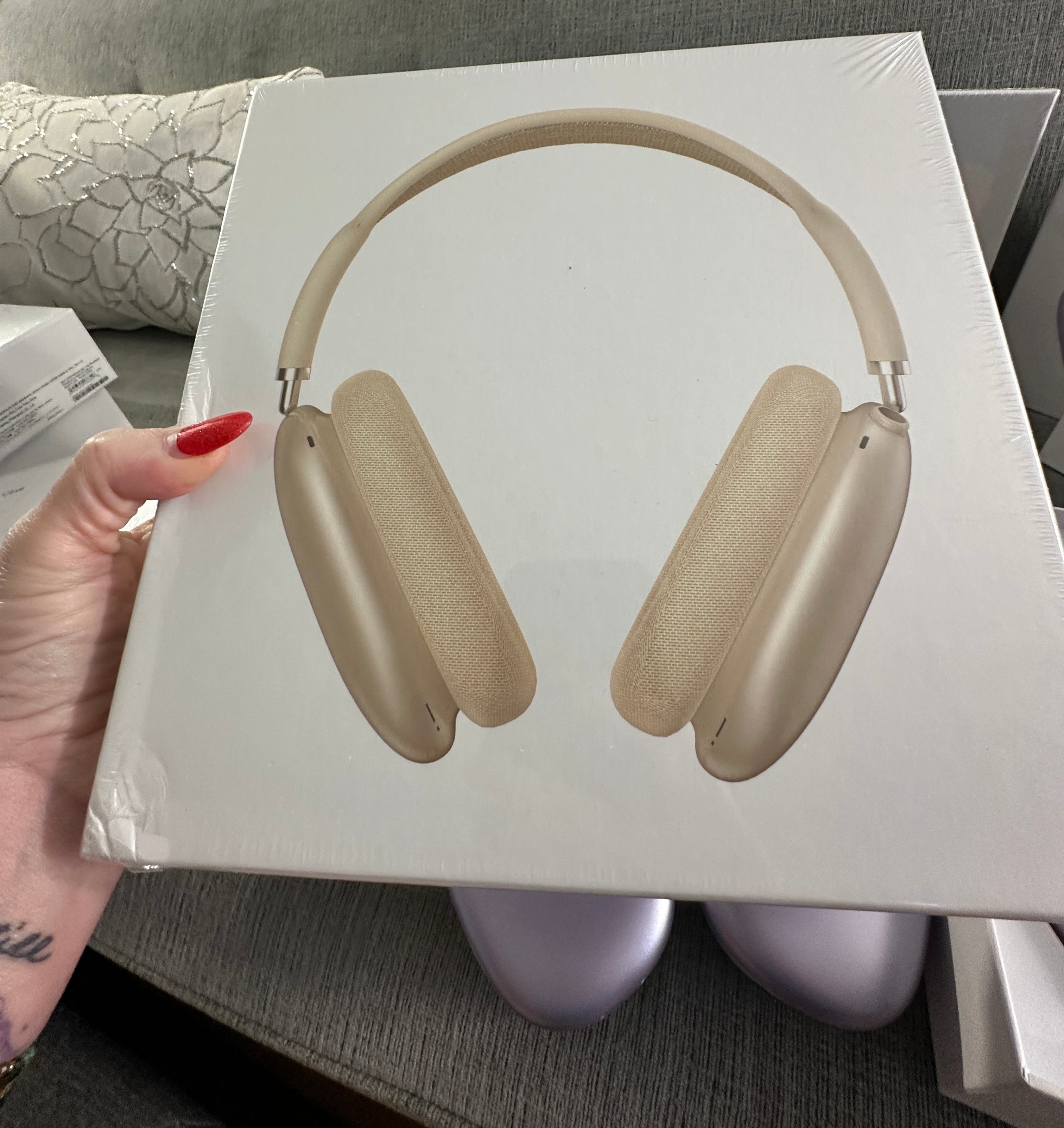 Accessories!! Electronics, belts, 🧣make up bags, 🕶️Keychains,🧢