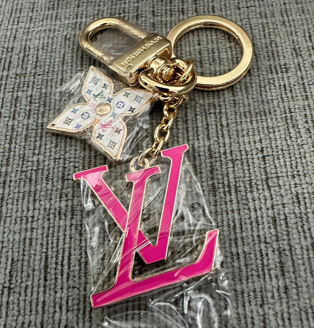 Accessories!! Electronics, belts, 🧣perfume,🧦make up bags, 🕶️Keychains,🧢