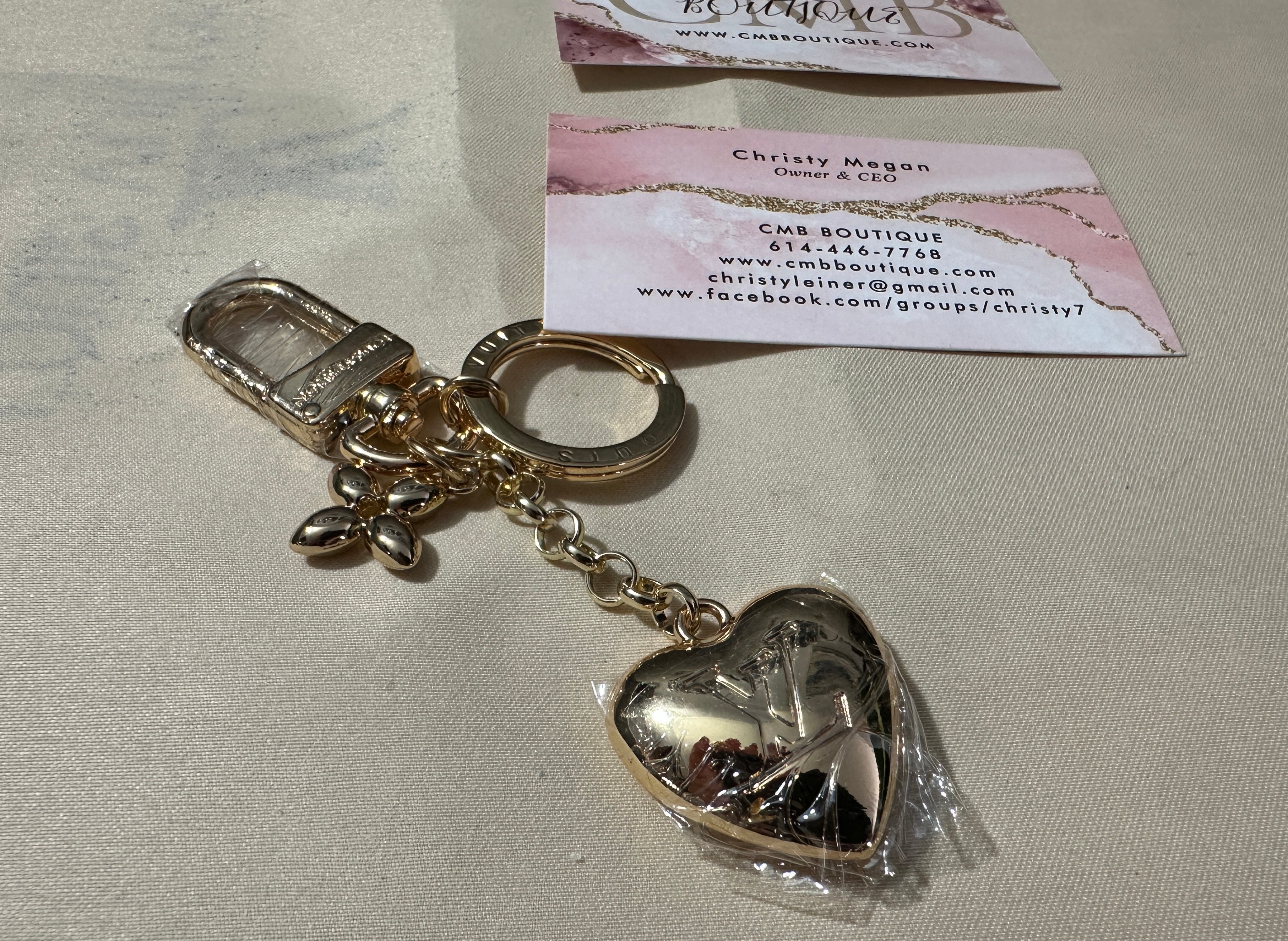 Accessories!! Electronics, belts, 🧣make up bags, 🕶️Keychains,🧢