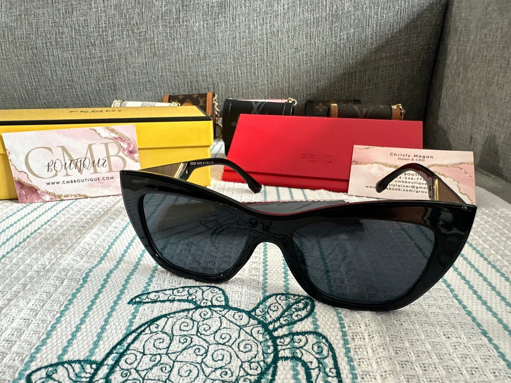 Accessories!! Electronics, belts, 🧣make up bags, 🕶️Keychains,🧢