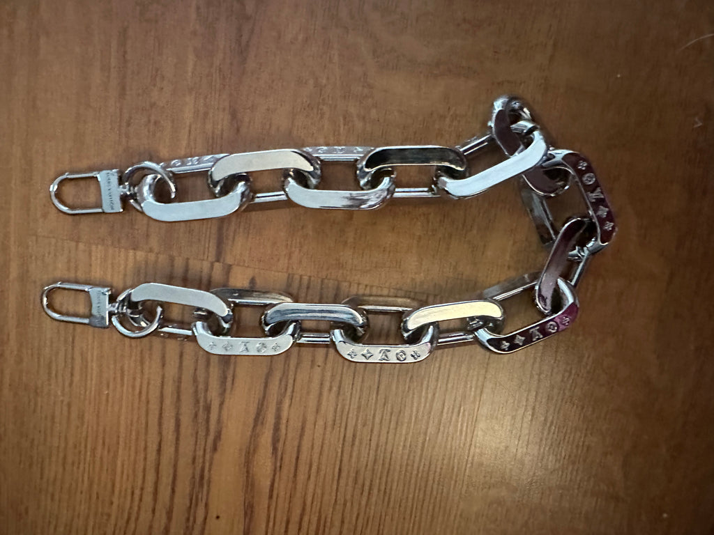 Accessories!! Electronics, belts, 🧣perfume,🧦make up bags, 🕶️Keychains,🧢