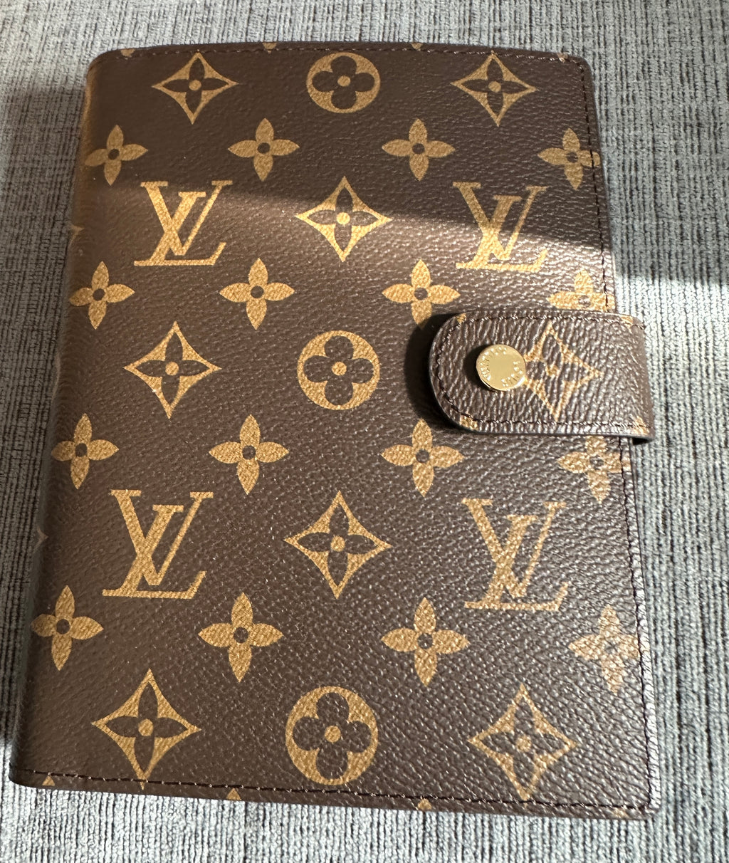 Accessories!! Electronics, belts, 🧣make up bags, 🕶️Keychains,🧢