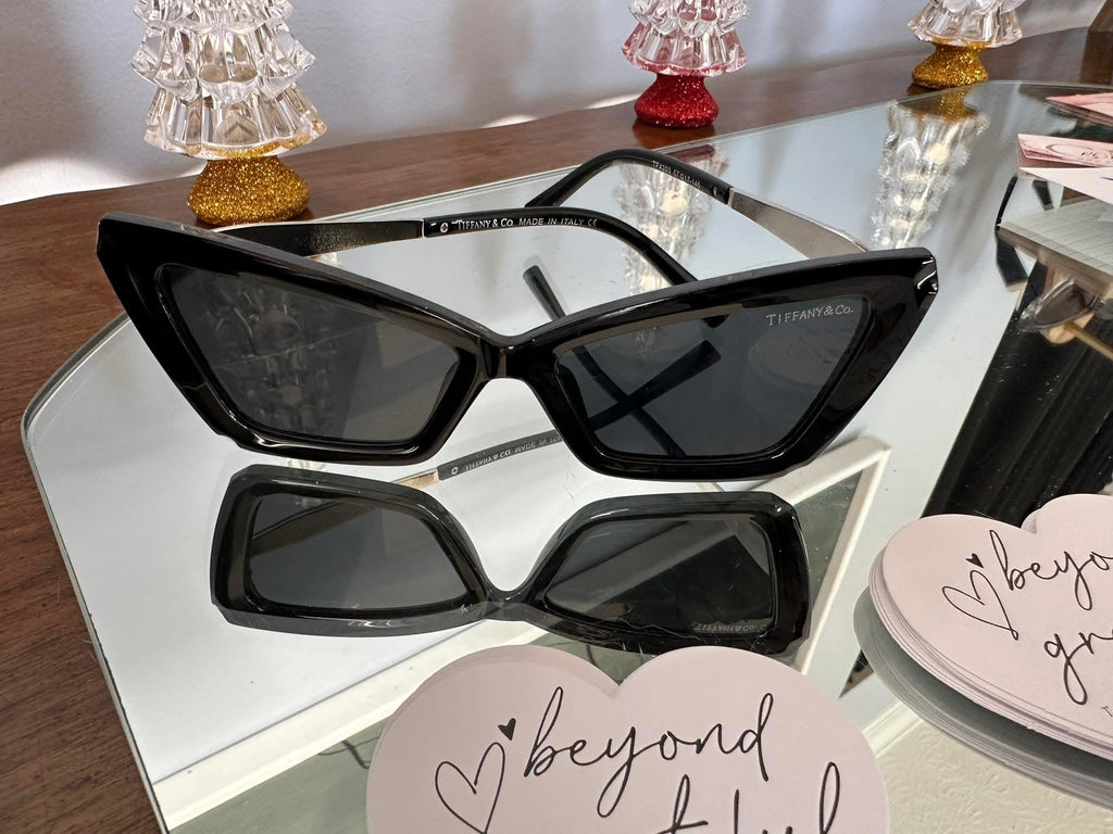 Accessories!! Electronics, belts, 🧣make up bags, 🕶️Keychains,🧢