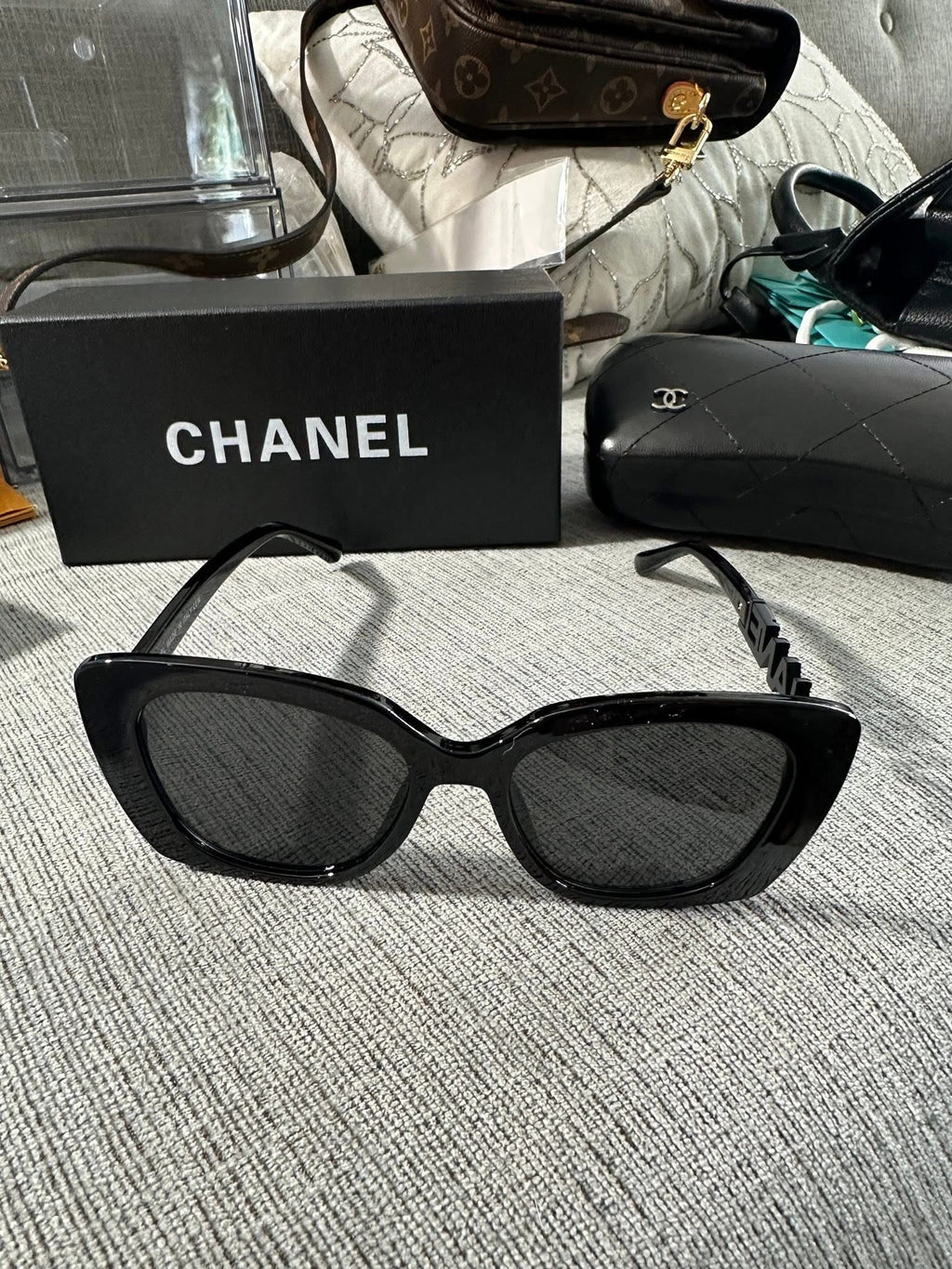 Accessories!! Electronics, belts, 🧣make up bags, 🕶️Keychains,🧢