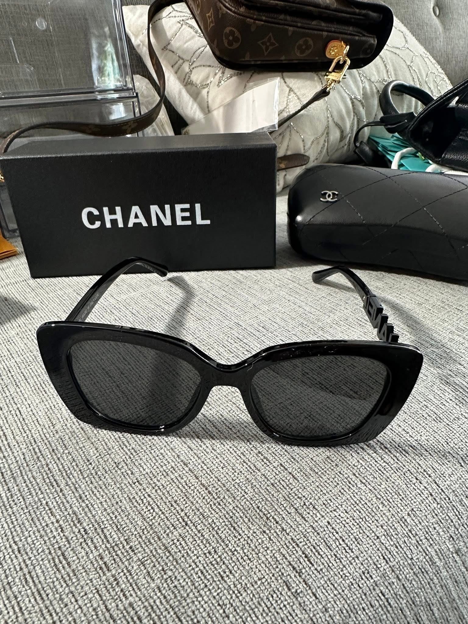 Accessories!! Electronics, belts, 🧣make up bags, 🕶️Keychains,🧢