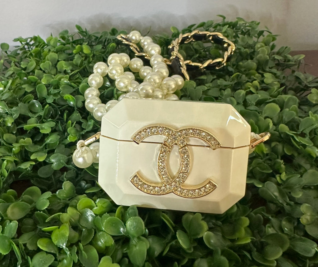 Accessories!! Electronics, belts, 🧣perfume,🧦make up bags, 🕶️Keychains,🧢