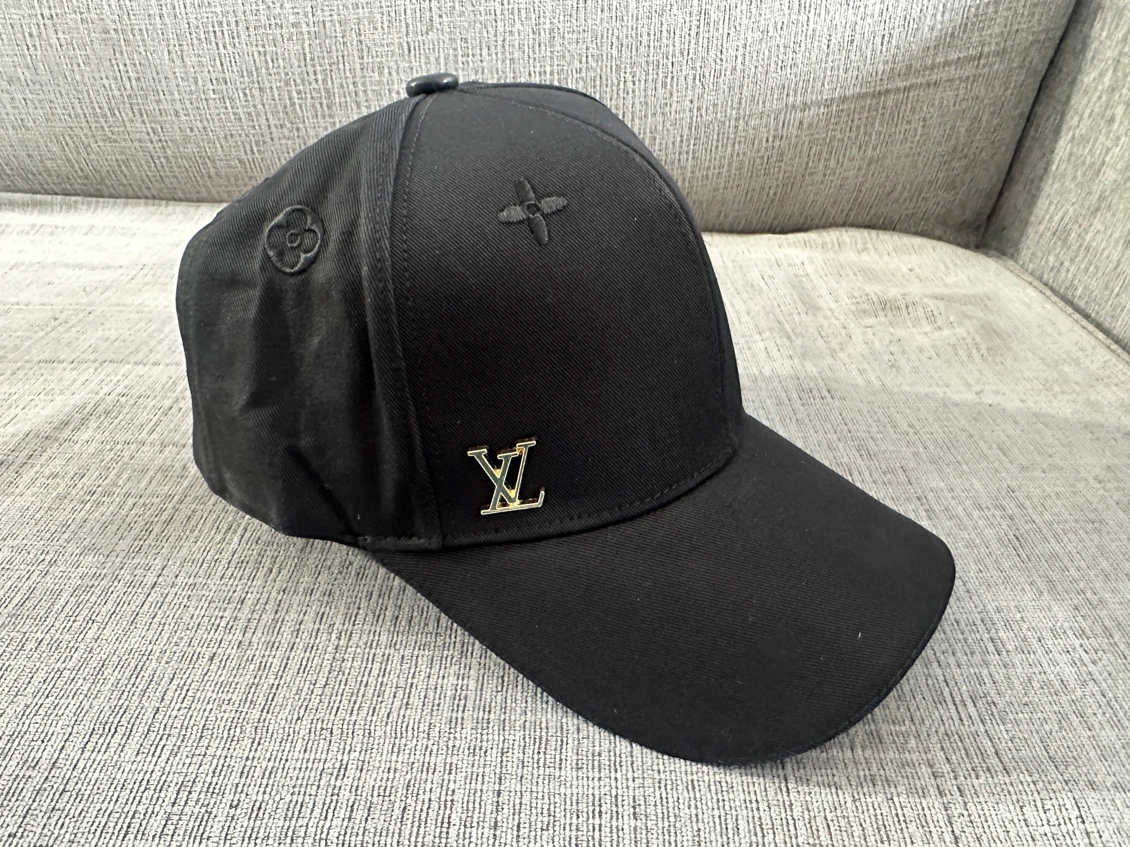 Accessories!! Electronics, belts, 🧣make up bags, 🕶️Keychains,🧢