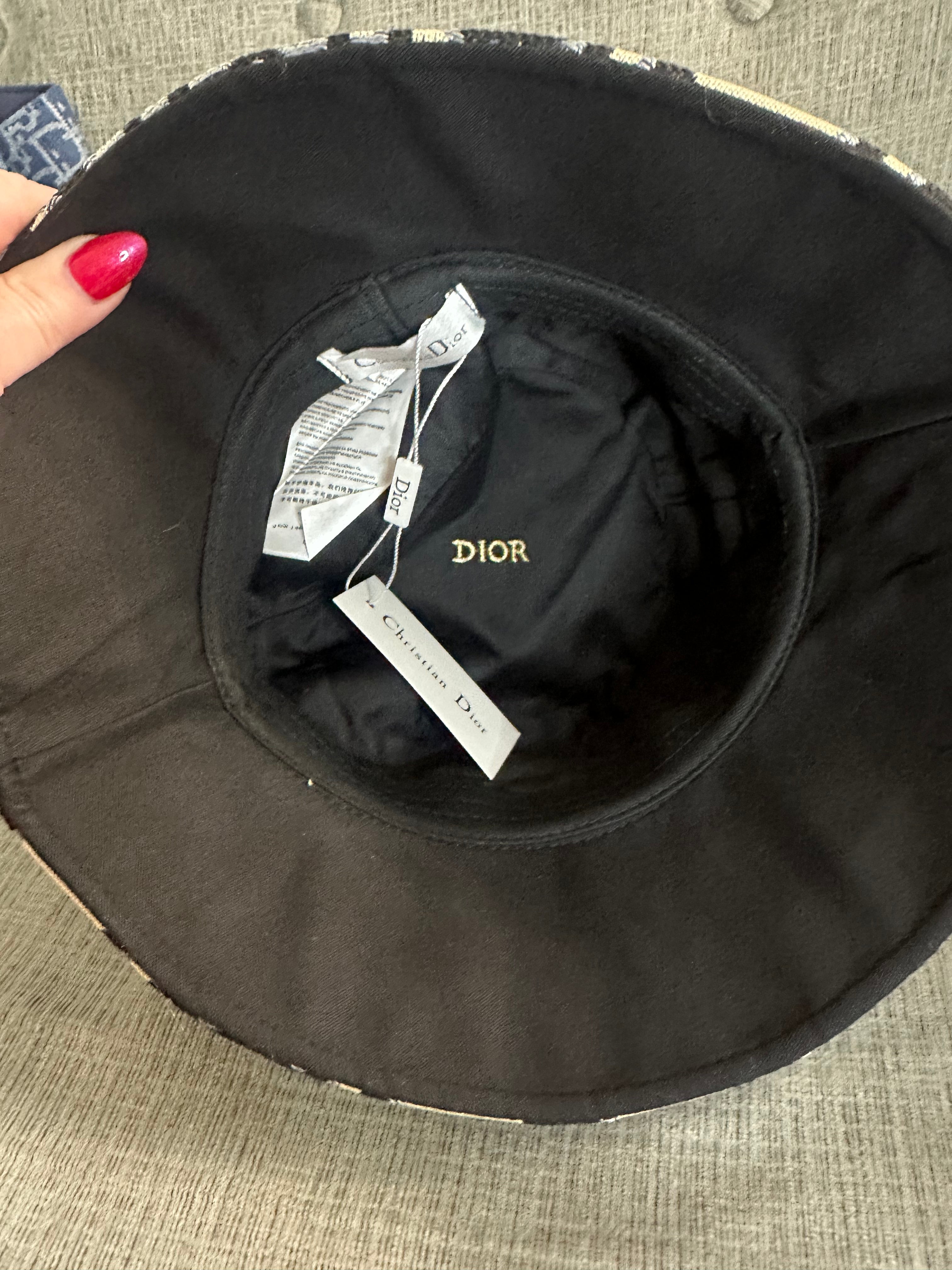 Accessories!! Electronics, belts, 🧣perfume,🧦make up bags, 🕶️Keychains,🧢