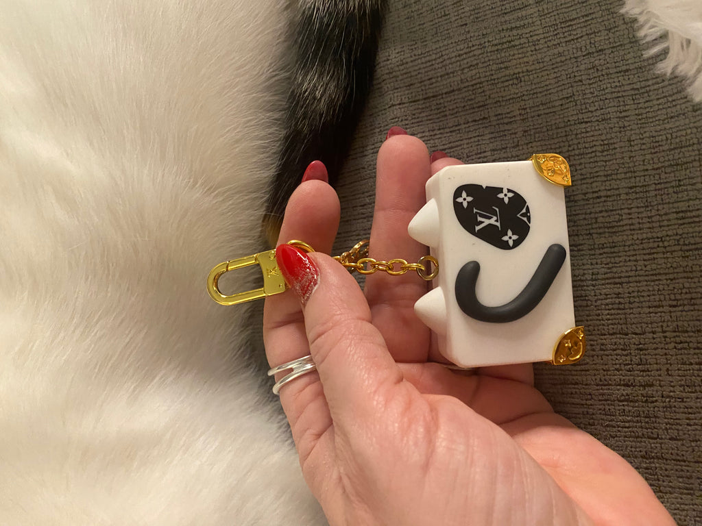 Accessories!! Electronics, belts, 🧣perfume,🧦make up bags, 🕶️Keychains,🧢