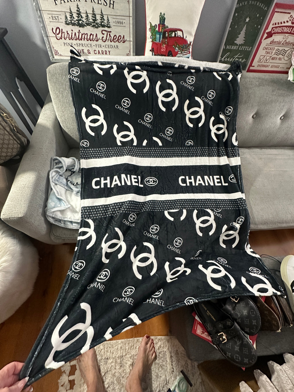 Accessories!! Electronics, belts, 🧣perfume,🧦make up bags, 🕶️Keychains,🧢