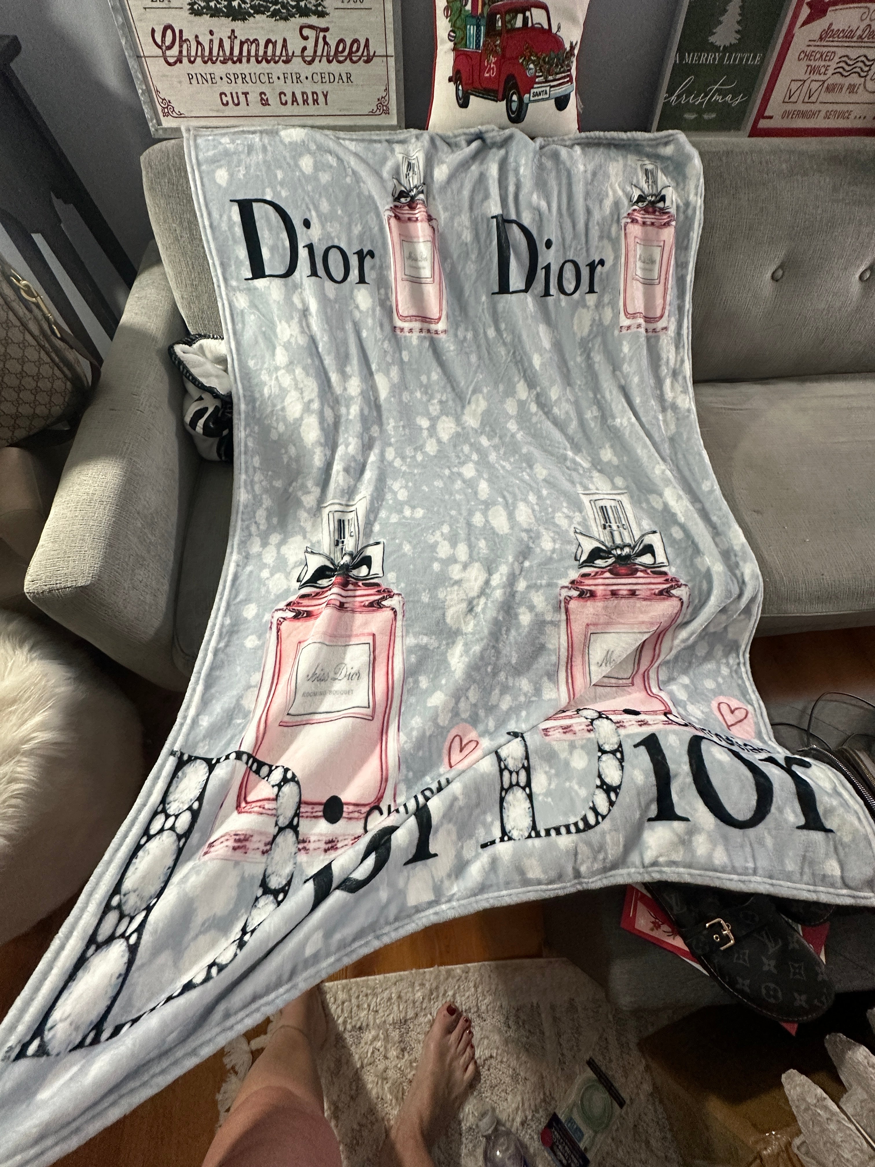 Accessories!! Electronics, belts, 🧣perfume,🧦make up bags, 🕶️Keychains,🧢