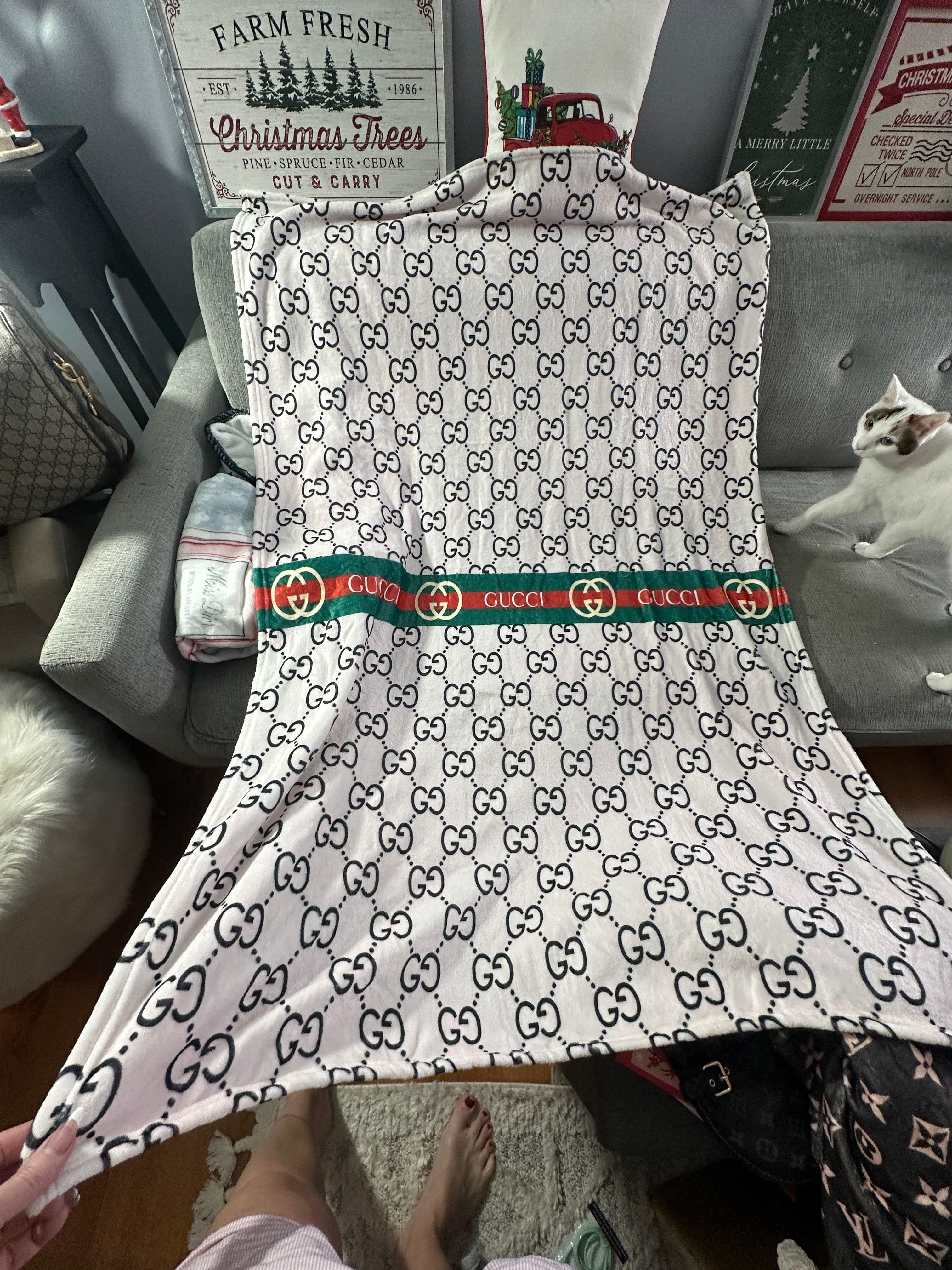 Accessories!! Electronics, belts, 🧣perfume,🧦make up bags, 🕶️Keychains,🧢