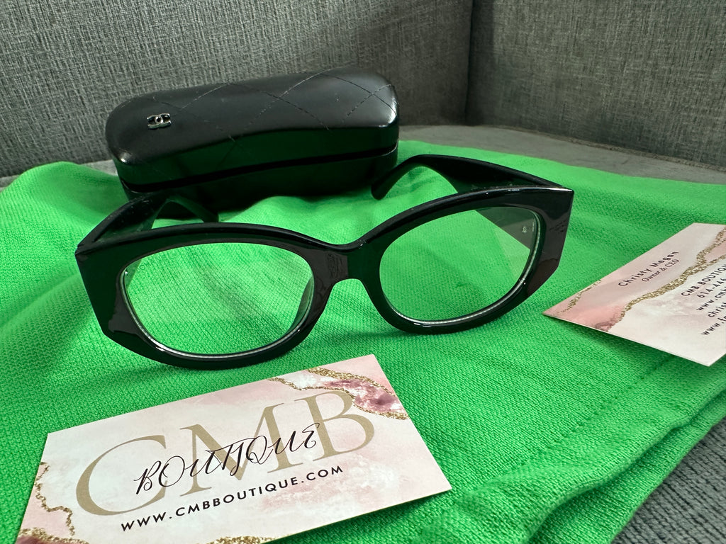 Accessories!! Electronics, belts, 🧣perfume,🧦make up bags, 🕶️Keychains,🧢