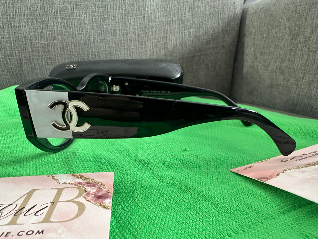 Accessories!! Electronics, belts, 🧣perfume,🧦make up bags, 🕶️Keychains,🧢