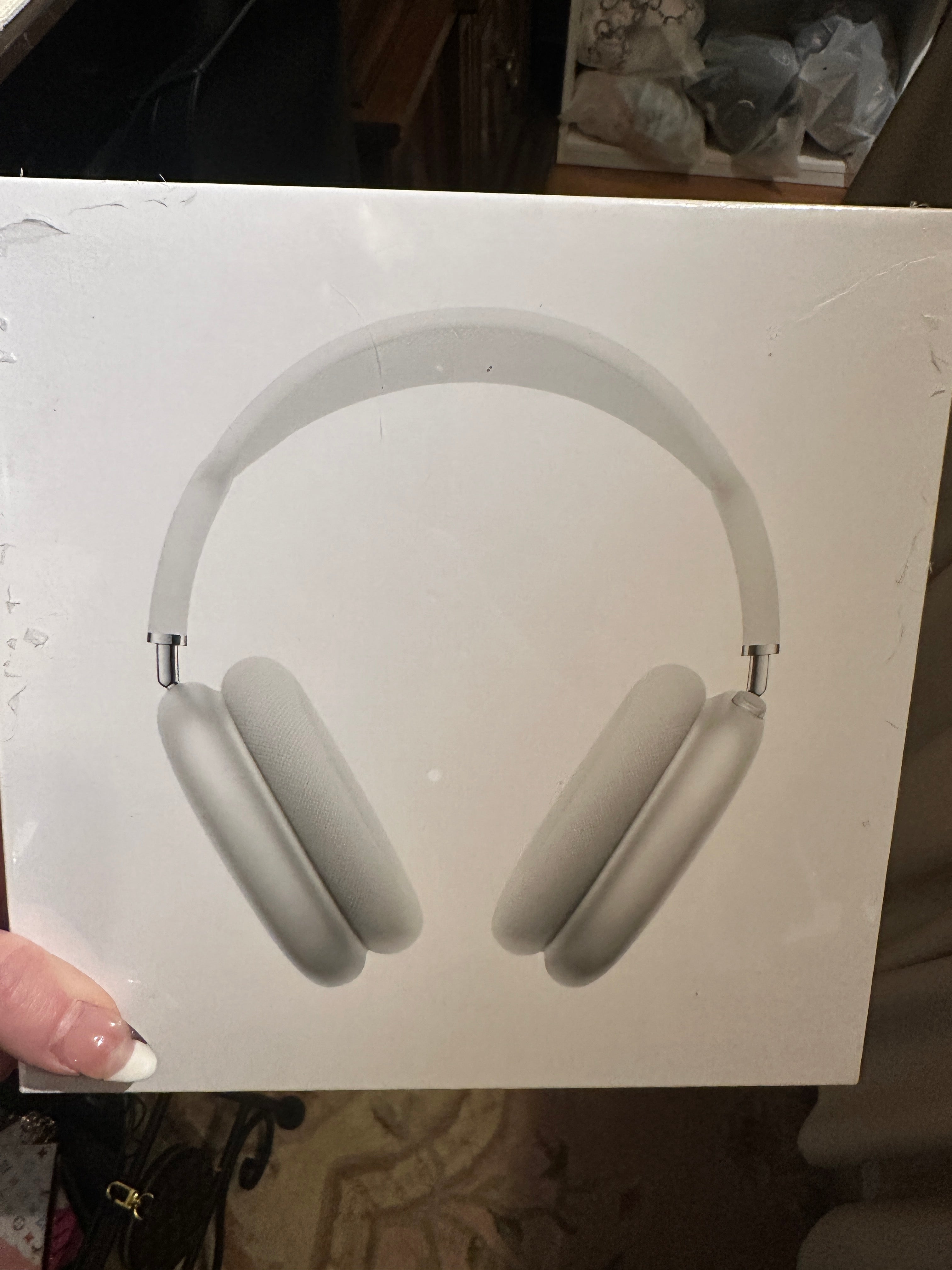 Accessories!! Electronics, belts, 🧣perfume,🧦make up bags, 🕶️Keychains,🧢