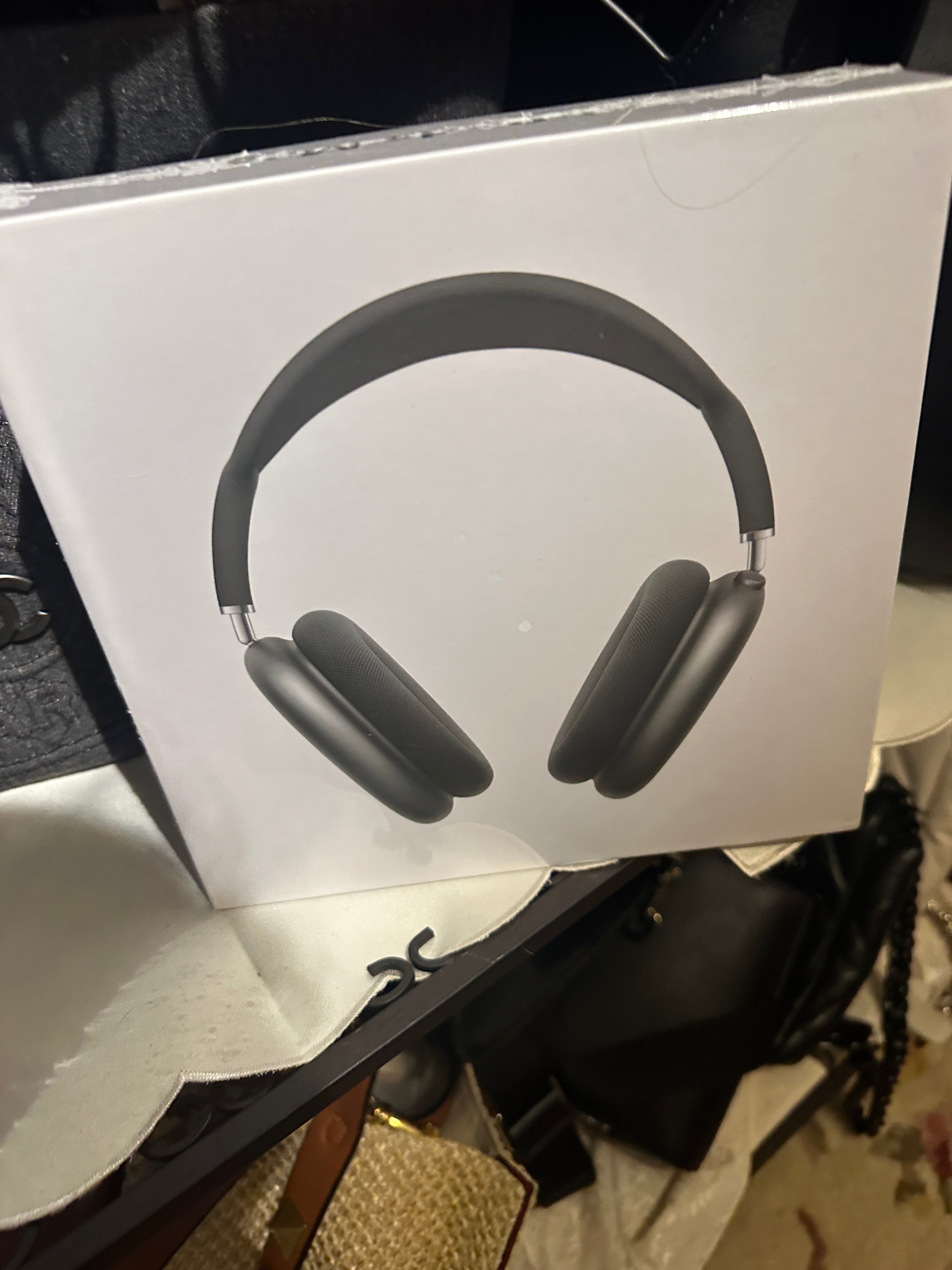 Accessories!! Electronics, belts, 🧣perfume,🧦make up bags, 🕶️Keychains,🧢