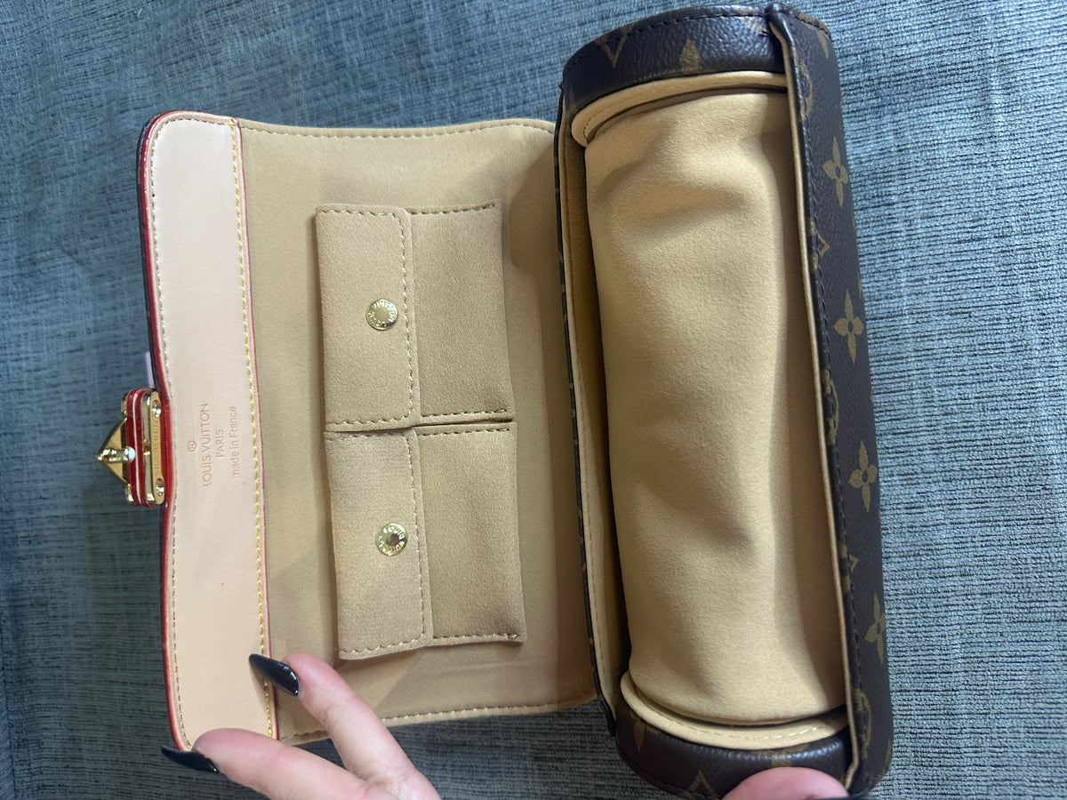 Accessories!! Electronics, belts, 🧣make up bags, 🕶️Keychains,🧢