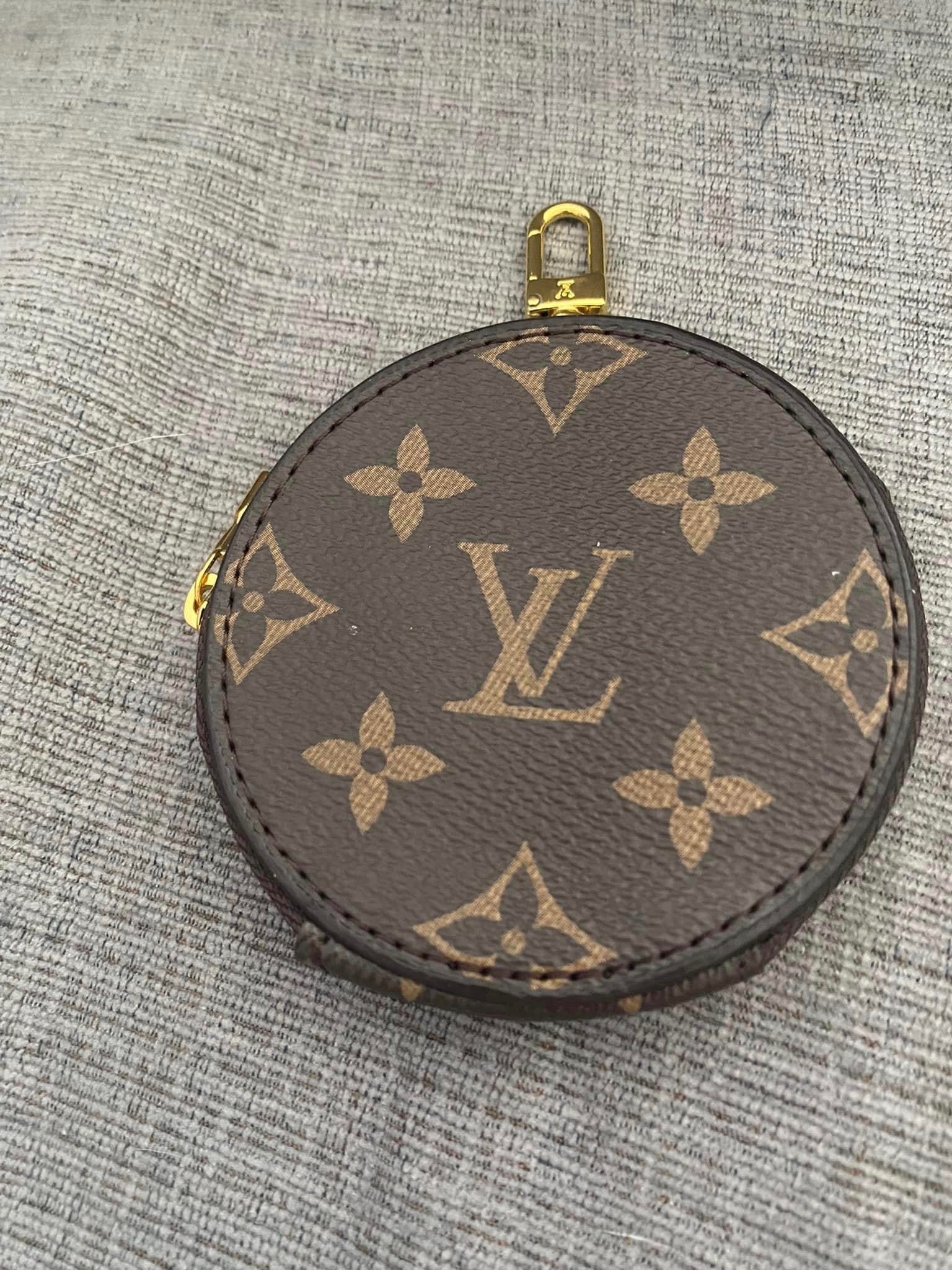 Accessories!! Electronics, belts, 🧣perfume,🧦make up bags, 🕶️Keychains,🧢